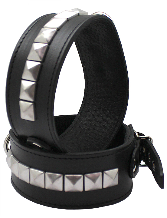 Поножи узкие, декорированные