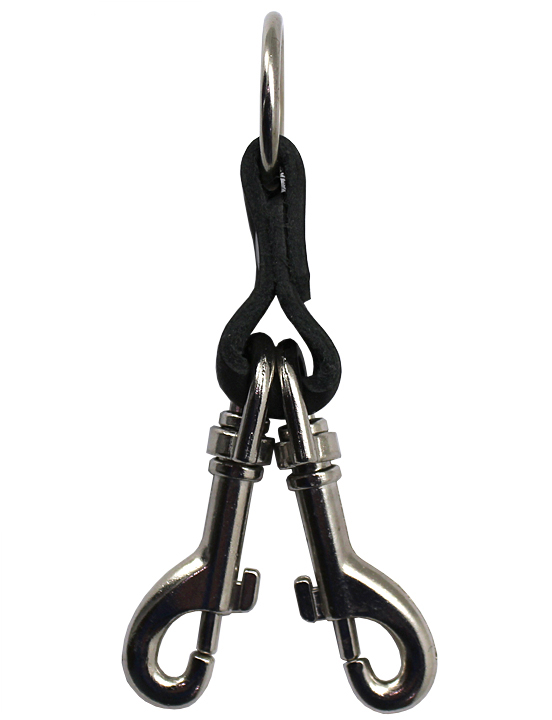 Два карабина соединённые кожаной стяжкой