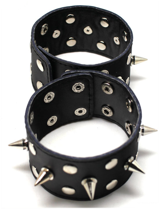 Напульсники с шипами, чёрные