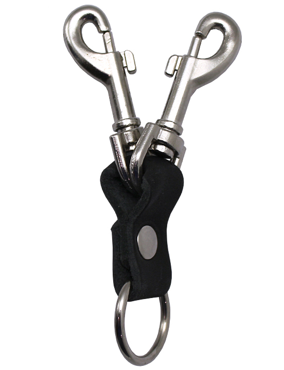 Два карабина соединённые кожаной стяжкой